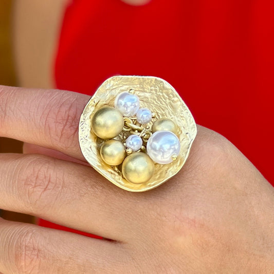 HARMONY WITH PEARLS AND BALLS GOLD RING